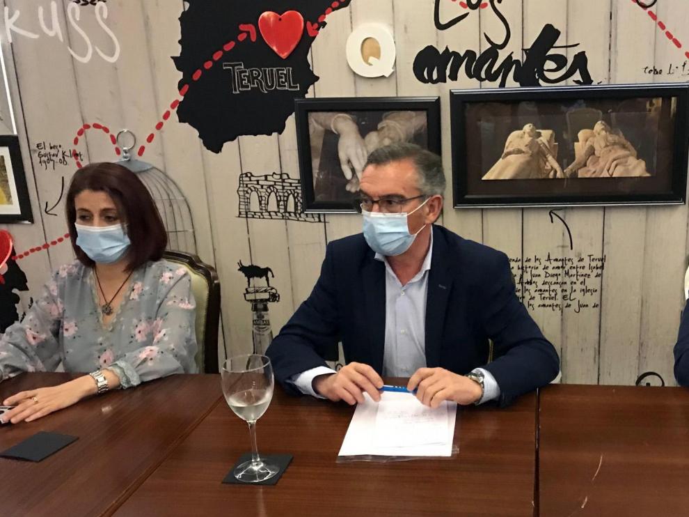 Luis María Beamonte, con el grupo popular del Ayuntamiento y dirigentes provinciales.