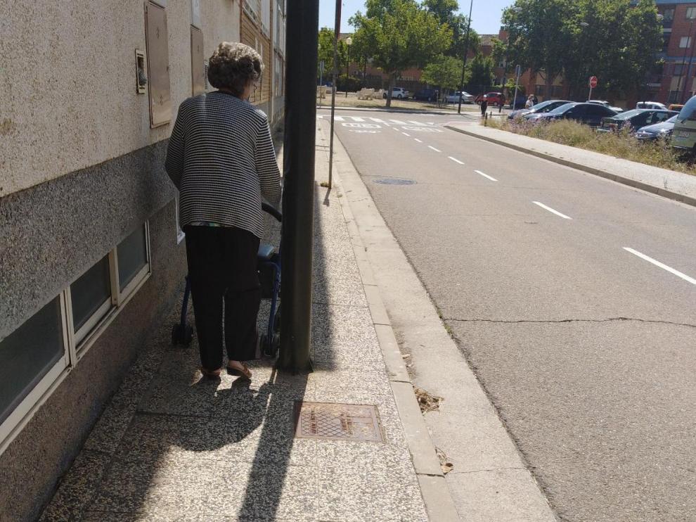 Las farolas en mitad de la acera dificultan la accesibilidad en la algunas zonas de Santa Isabe.