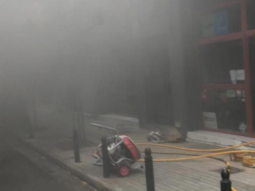 Efectivos de bomberos de Zaragoza en el taller de motos del barrio de Delicias