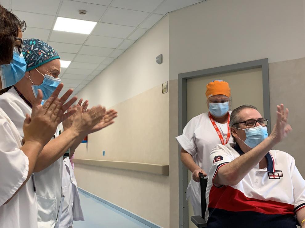 Manuel García, recuperado de coronavirus, sale del hospital de Málaga.