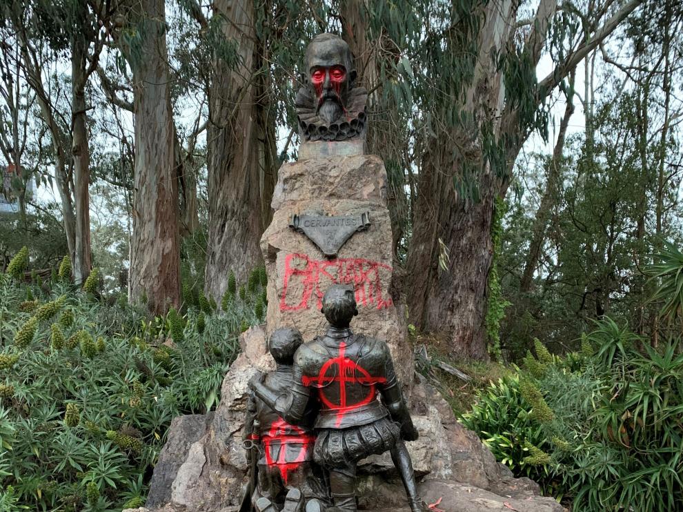 Un busto de Miguel de Cervantes con pintadas, en California.