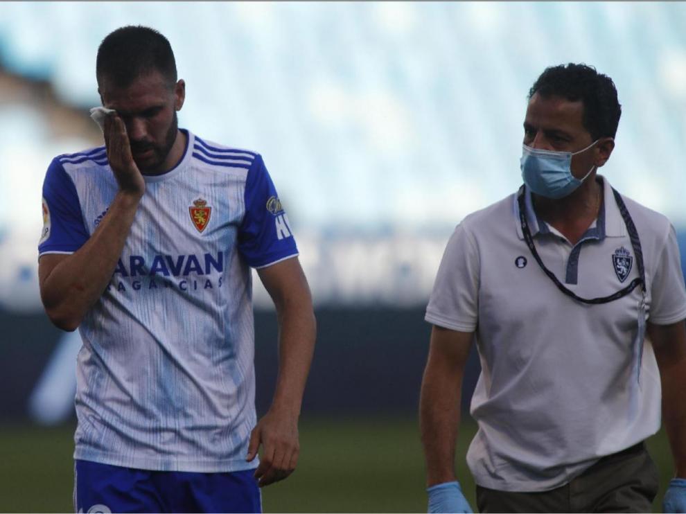 Atienza se marcha al vestuario con el ojo roto, en compañía del doctor De los Mártires, tras recibir un codazo de Maras al inicio de la segunda parte ante el Almería.