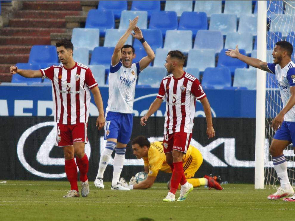 Linares y Luis Suárez piden a gritos un penalti por mano de un defensor del Almería en un centro de Blanco en la recta final del partido (Aguza dice con el dedo que no). Fue una de las jugadas polémicas que el árbitro no revisó con el VAR.