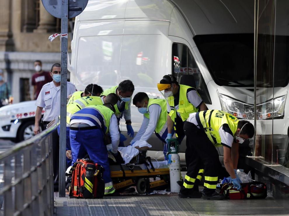 Los servicios sanitarios atienden a uno de los heridos en el suceso.