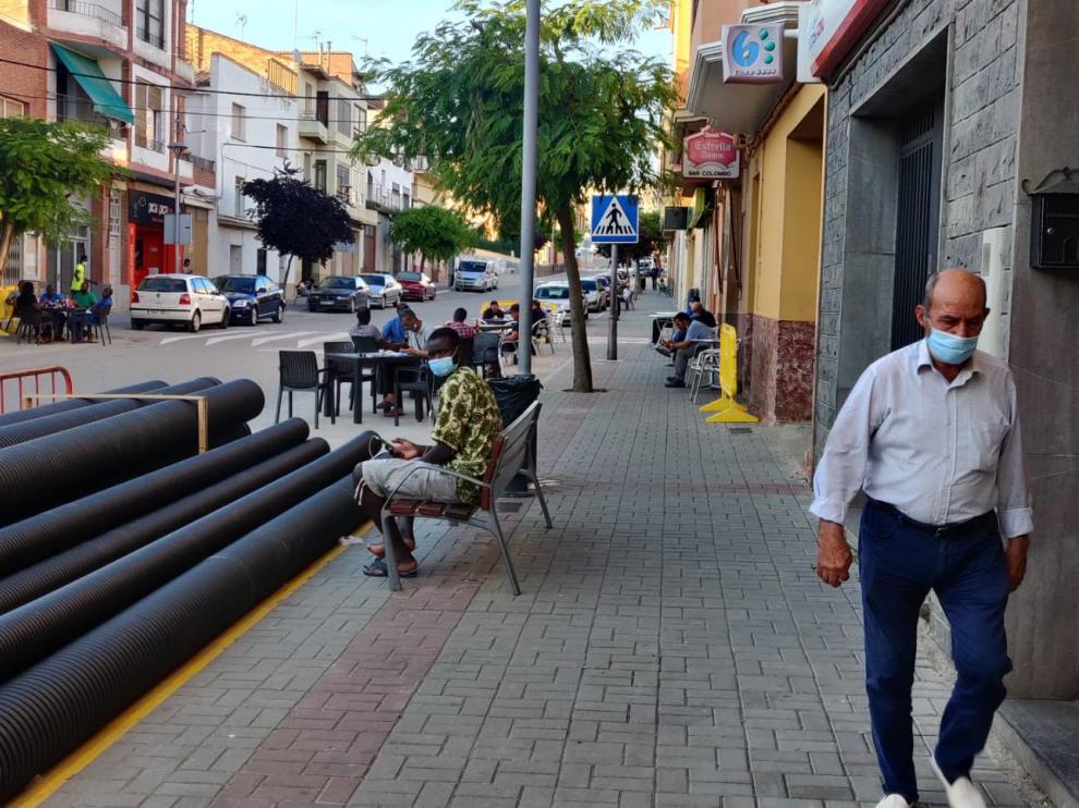 Vecinos de Zaidín portando la mascarilla para evitar contagios de covid.