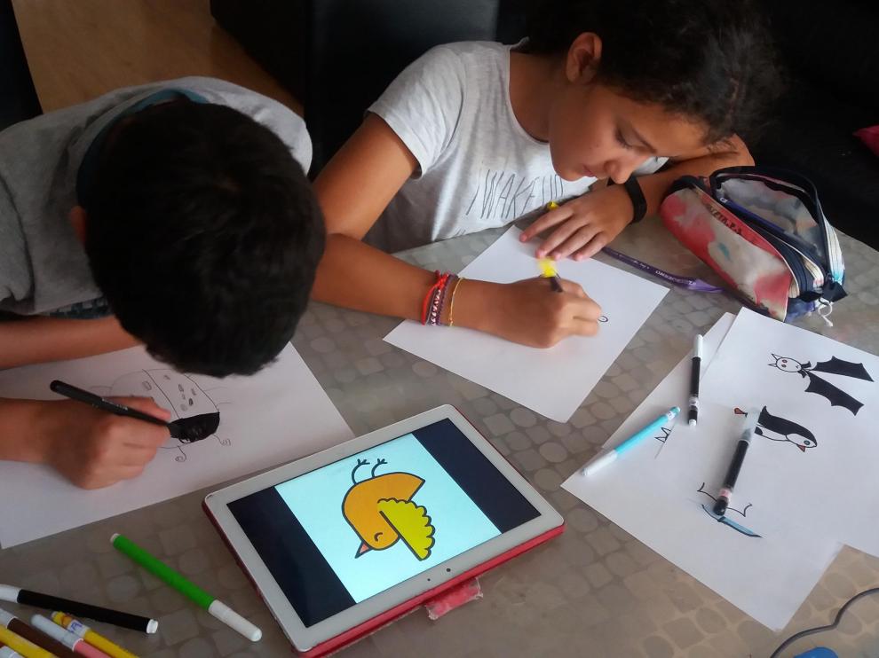 Niños pintando animales a partir de letras.
