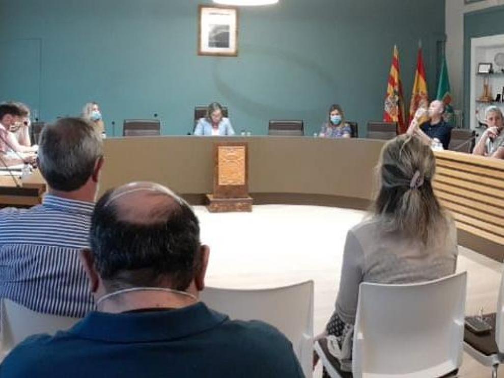 Pleno extraordinario del Ayuntamiento de Fraga celebrado el martes con todas las medidas de seguridad ante la crisis sanitaria.