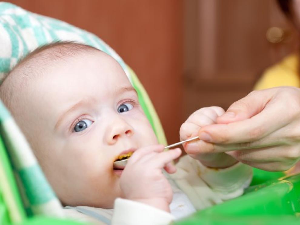con el BLW es el niño el que coge con sus manos los alimentos para llevárselos a la boca y puede crecer el riesgo de atragantamiento.