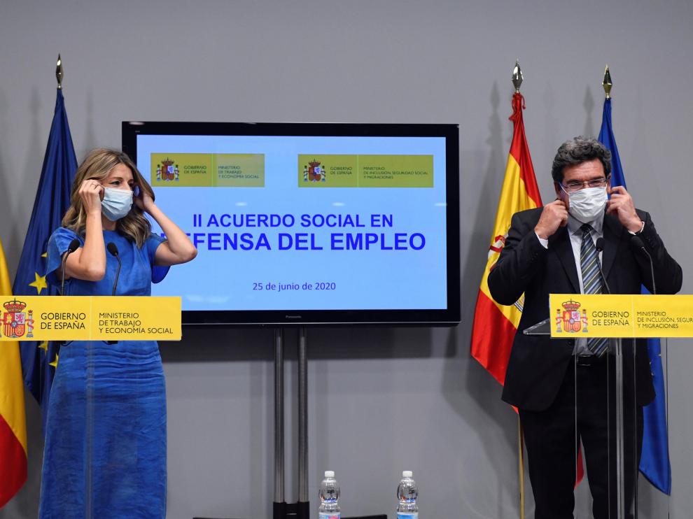 La ministra de Trabajo, Yolanda Díaz (i), y el ministro de Inclusión, Seguridad Social y Migraciones, José Luis Escrivá