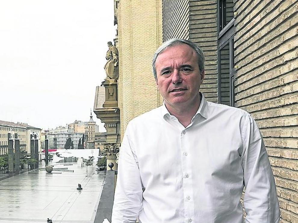 Jorge Azcón, en el balcón del Ayuntamiento de Zaragoza.