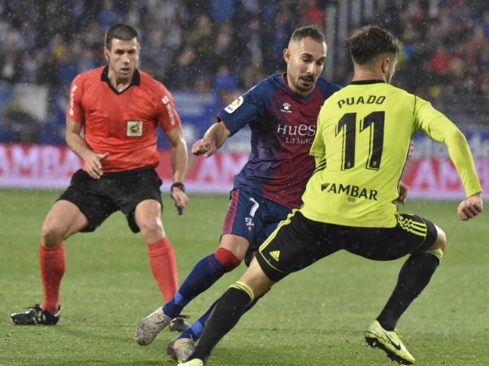 Isidro Díaz de Mera observa una jugada entre el oscense Ferreiro y el zaragocista Puado en el partido de la primera vuelta jugado en El Alcoraz que, curiosamente, también dirigió él.