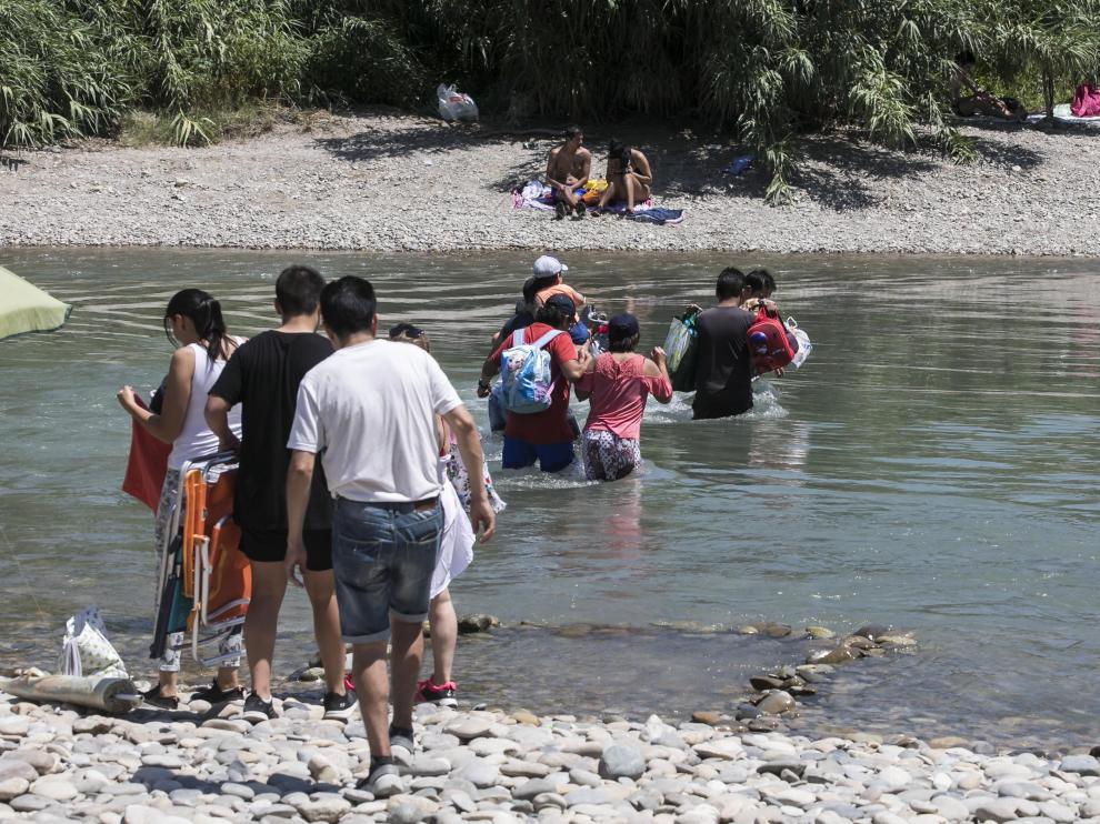 Grupos de bañistas en Peñaflor (Zaragoza) este domingo, 28 de junio.