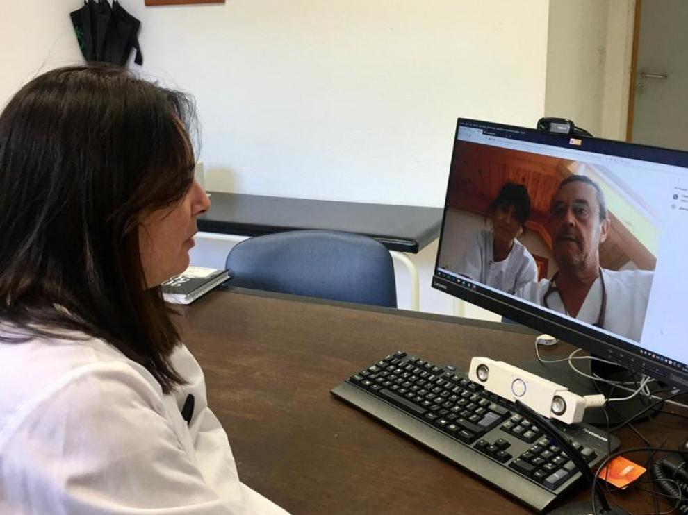 Sesión clínica entre profesionales médicos del centro de Lafortunada y del hospital de Barbastro.