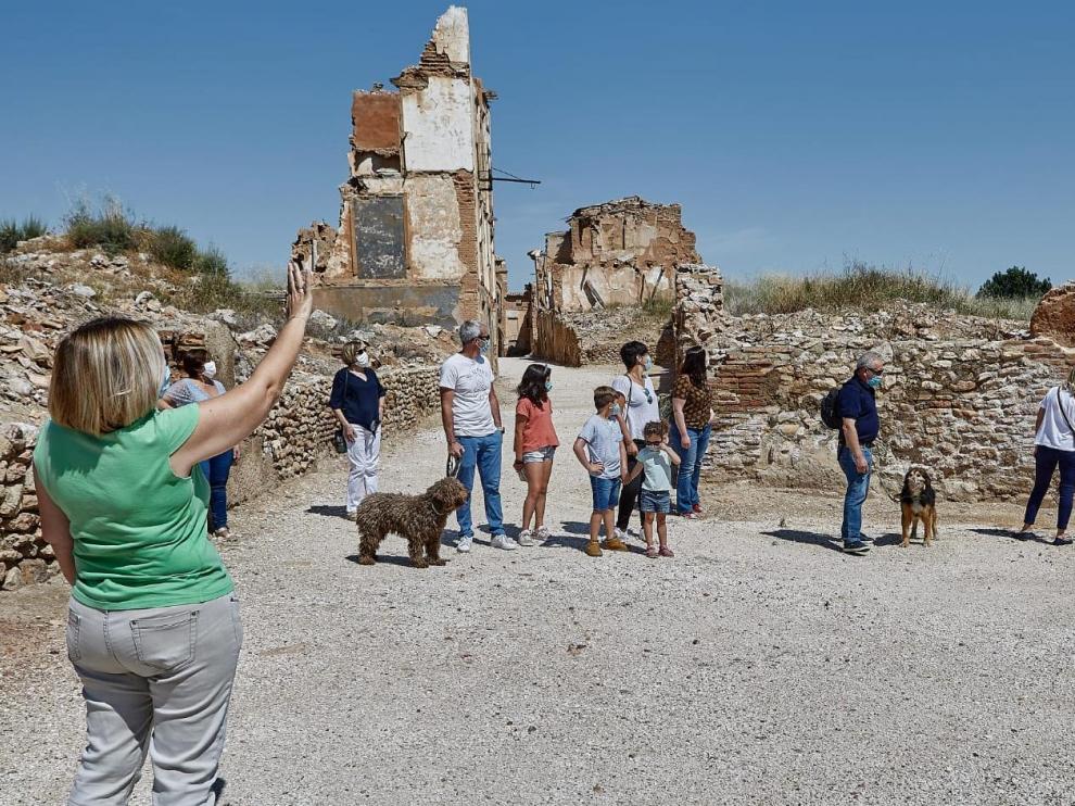 Las visitas guiadas al Pueblo Viejo de Belchite admiten perros con correa.