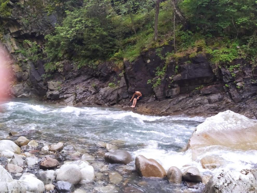 El menor Héctor en elotro lado del río Cinqueta, donde lo salvaron los dos guardia civiles después de haber sido arrastrado al ir a rescatar a una señora.