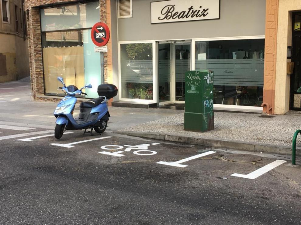 Aparcamiento en la calle Sixto Celorrio para motos.