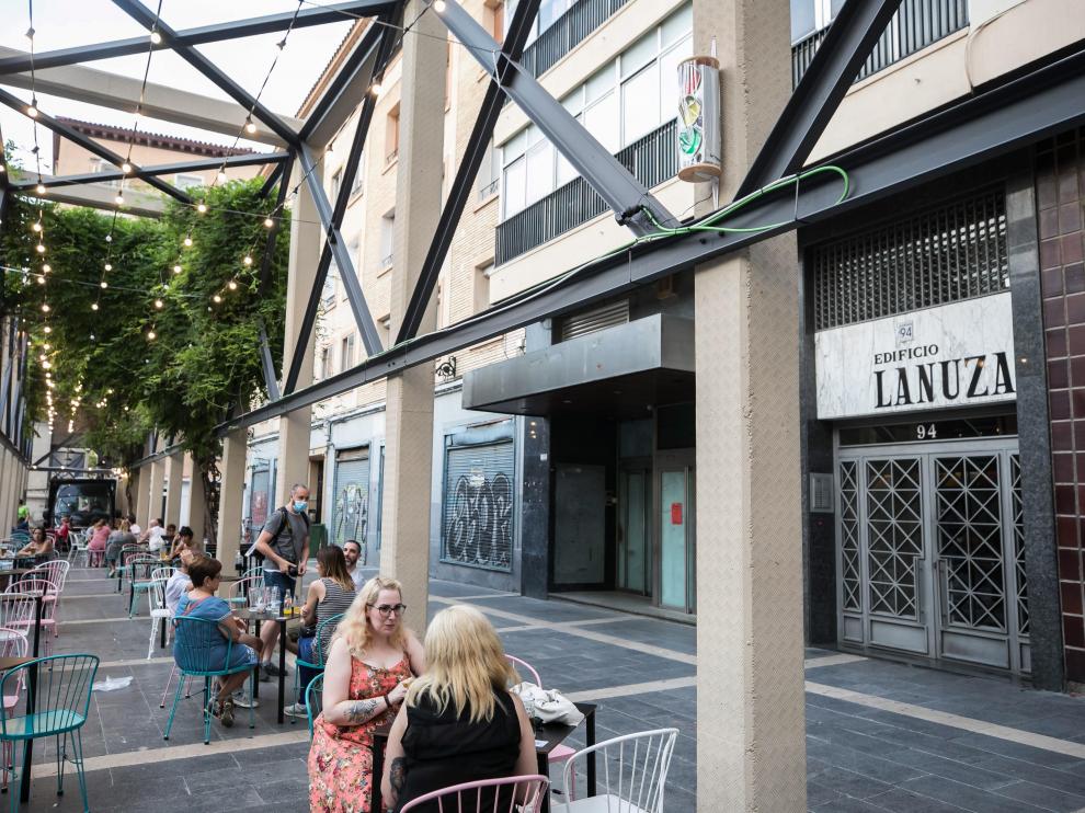 Un semáforo, en la parte superior, mide el ruido de los clientes de las terrazas del Mercado.