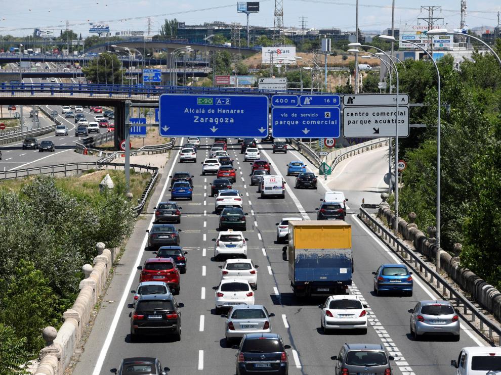 Estado del tráfico en la carretera A2, en sentido salida de Madrid, este viernes, una jornada en la que la Dirección General de Tráfico (DGT) ha activado a las 15.00 la primera Operación de Verano.