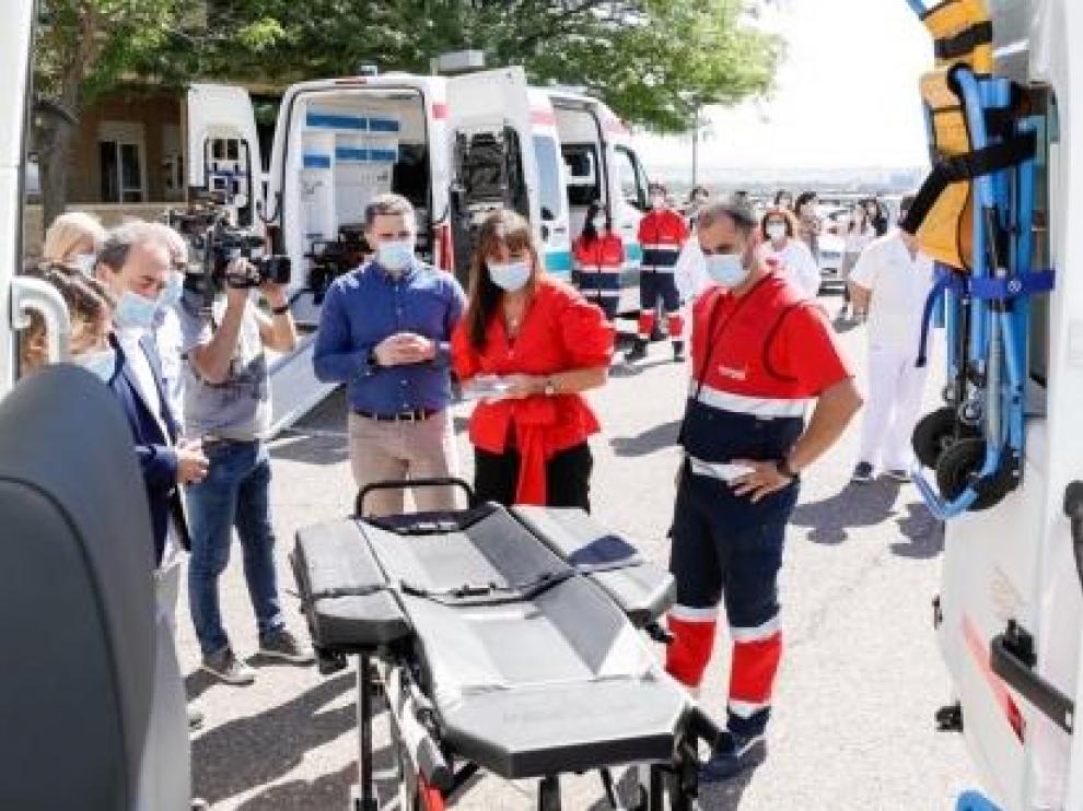 La consejera de Sanidad, Sira Repollés, revisa los nuevos vehículos.
