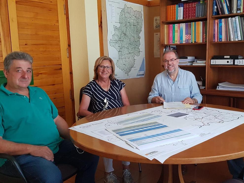 El director general de Carreteras, Bizén Fuster, mantuvo un encuentro con los alcaldes y la alcaldesa de Castigaleu, Monesma, Cajigar y Lascuarre.