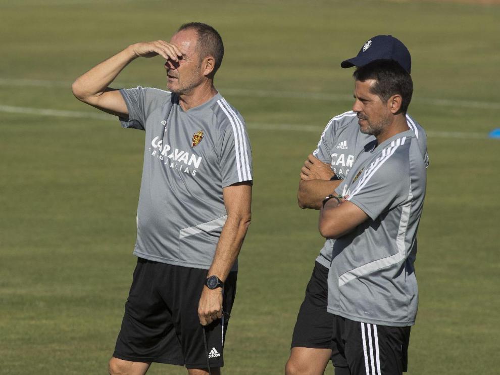 Loreto, junto a Víctor Fernández y Roberto Cabellud (tapado), el cuerpo técnico del Real Zaragoza en el entrenamiento del equipo.