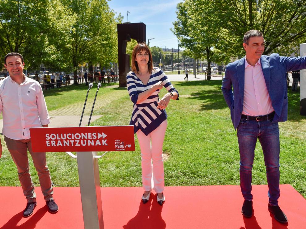 El presidente del Gobierno, Pedro Sánchez (d), ha participado en Bilbao en un acto electoral del PSE-EE junto a la candidata a lehendakari, Idoia Mendia (c), y el secretario general de los socialistas vizcaínos, Mikel Torres.