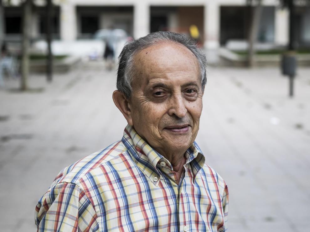 Luis Granell, en la plaza José Foqué, en Zaragoza.
