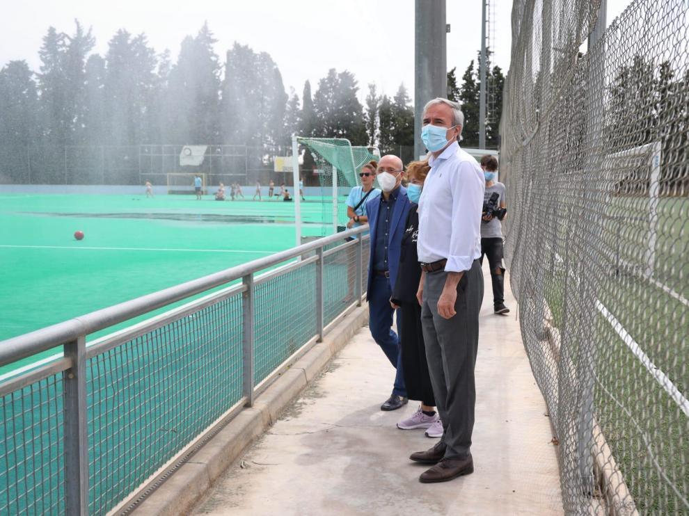 El alcalde de Zaragoza, Jorge Azcón, durante su visita este miércoles al Parque Deportivo Río Ebro.