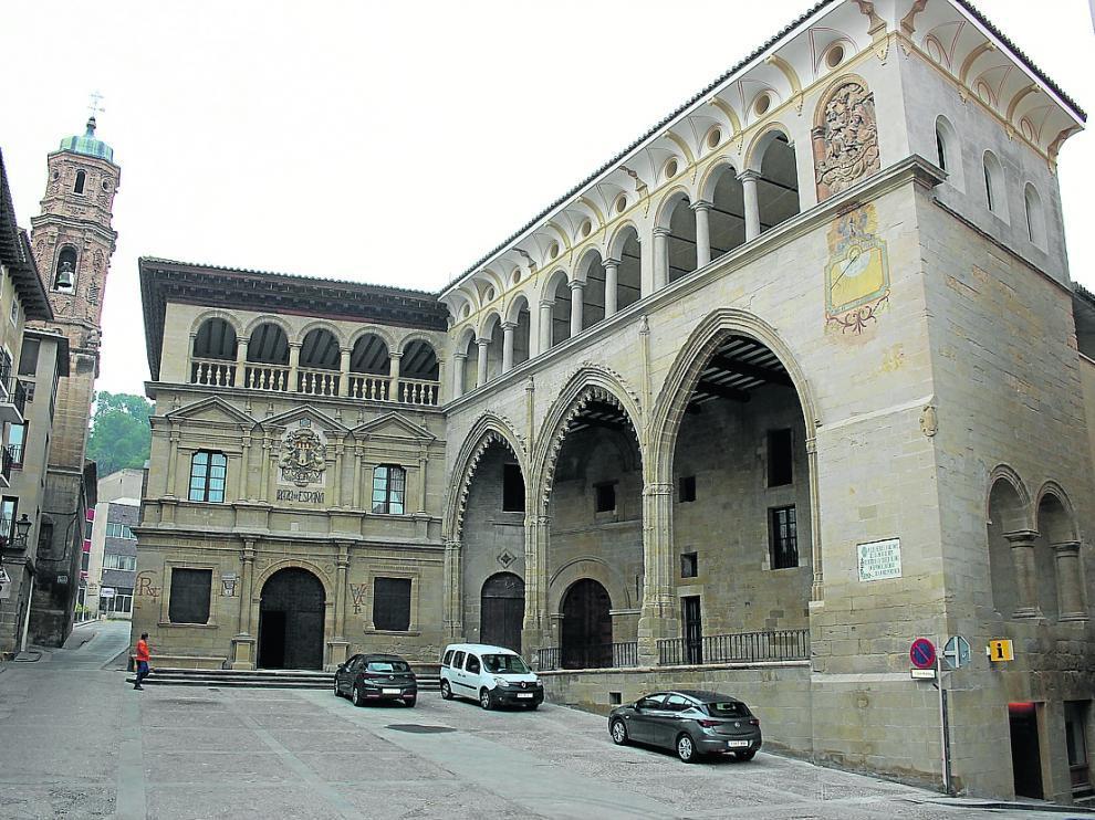 El Ayuntamiento y la Lonja de Alcañiz, tras su restauración.