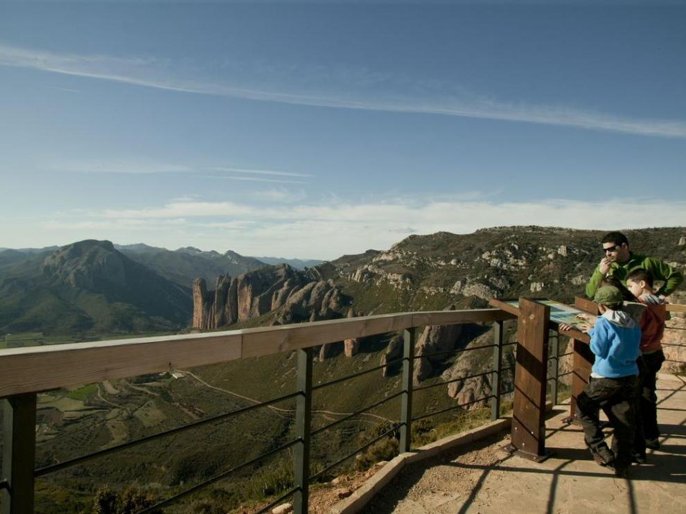 Observar rapaces es una de las actividades para niños que se pueden hacer en la comarca Hoya de Huesca.