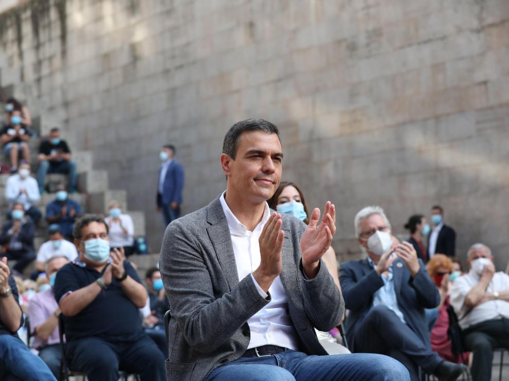 El presidente del Gobierno, Pedro Sánchez, aplaude en un acto en la Plaza de los Fueros de Vitoria, para apoyar a la candidata a lehendakari del PSE-EE, Idoia Mendia.