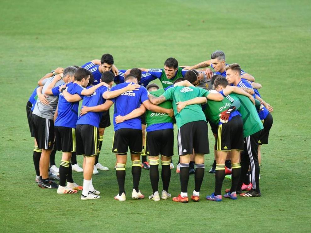 La plantilla del Real Zaragoza, en el Heliodoro Rodríguez López tinerfeño