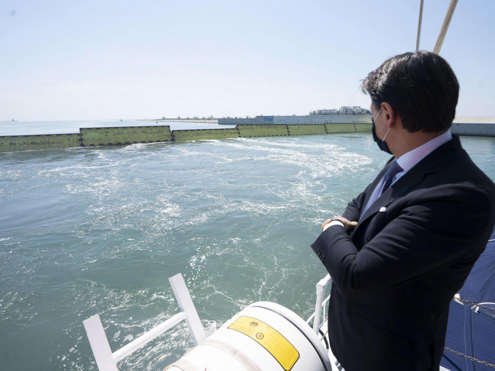 Giuseppe Conte observa el sistema de diques móviles.