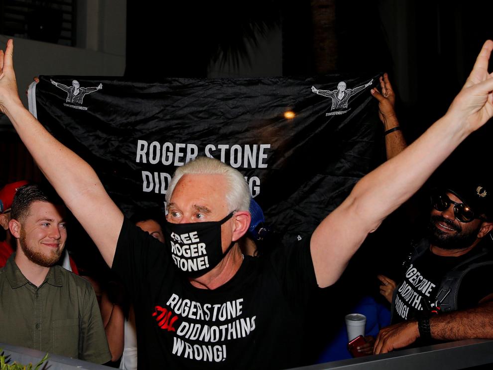 Roger Stone, tras conocer que se había conmutado su pena, en Florida.