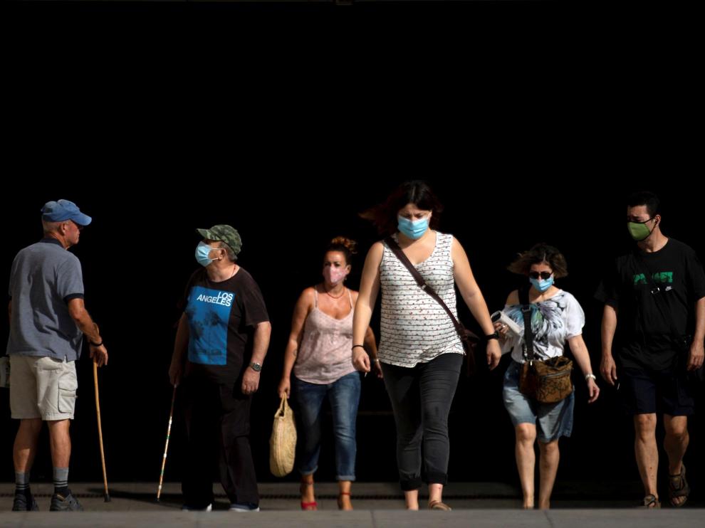 Personas con mascarilla en Barcelona.