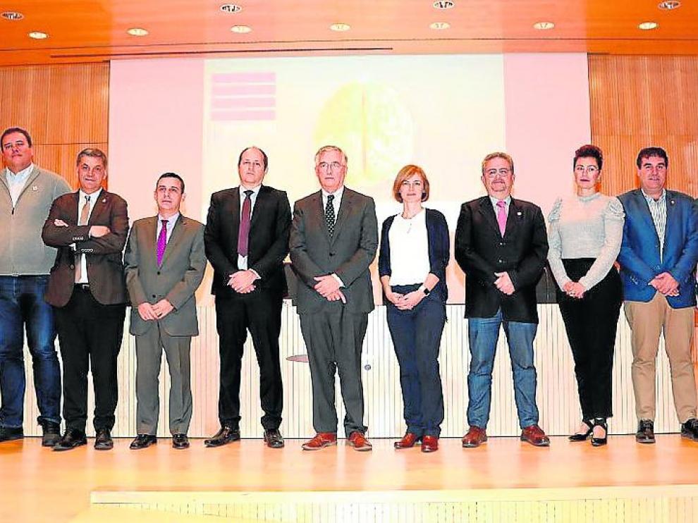 Miembros de la alianza agroalimentaria aragonesa con el consejero de Agricultura, Joaquín Olona.