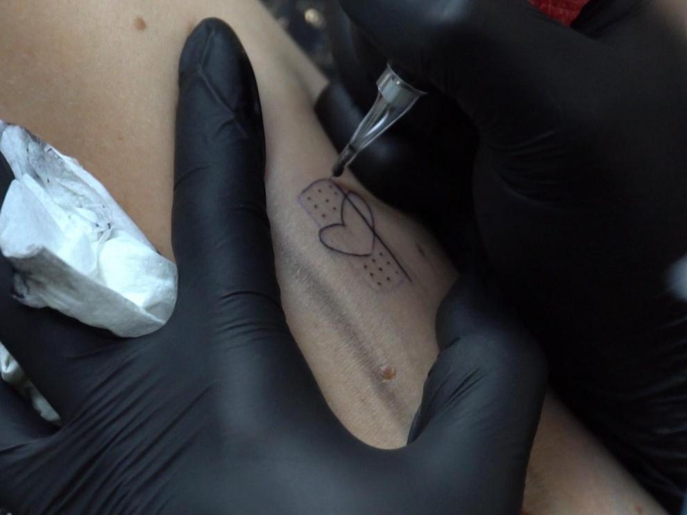 Tatuaje en homenaje a los sanitarios.