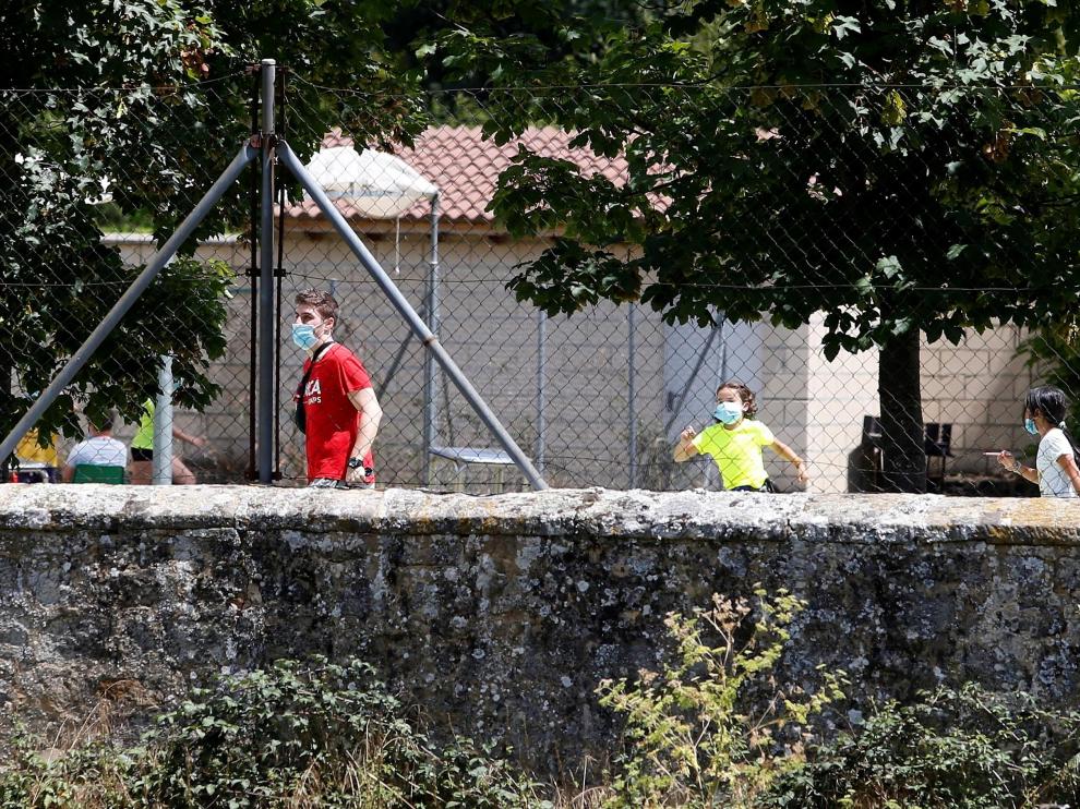 Cuatro niños y dos adultos aragoneses dan positivo por PCR en el campamento en Salduero (Soria)
