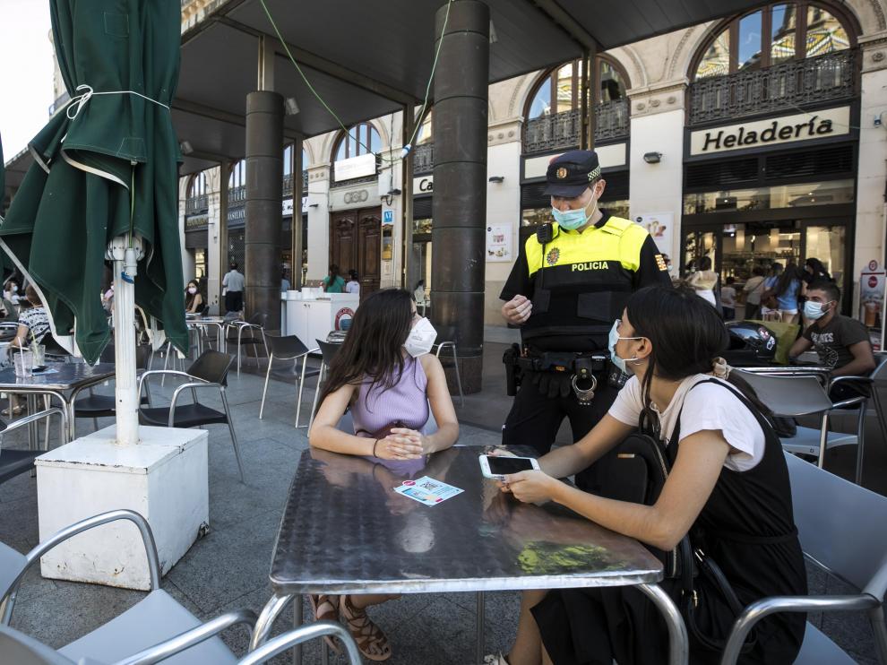 La Policía Local de Zaragoza informa estos días sobre la obligación de usar mascarilla.