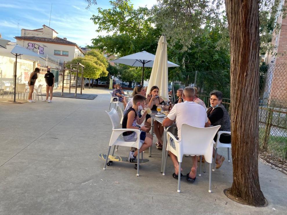 Un grupo de personas disfruta de una terraza en Barbastro, este jueves por la tarde.