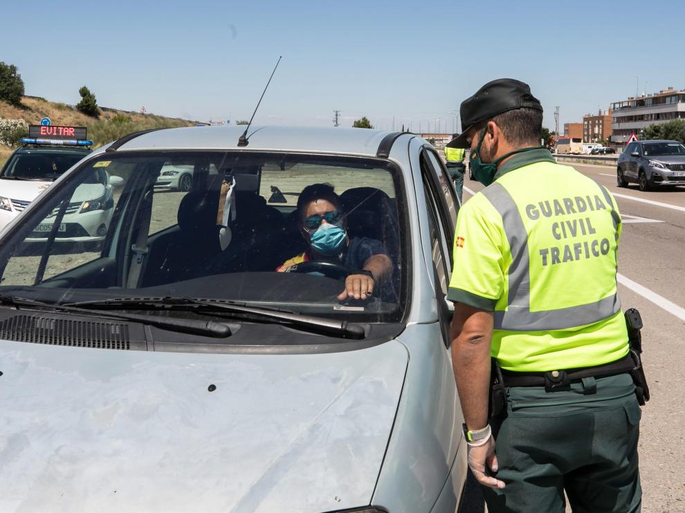 Un agente de Tráfico informaba este viernes a un conductor en Cuarte de Huerva.