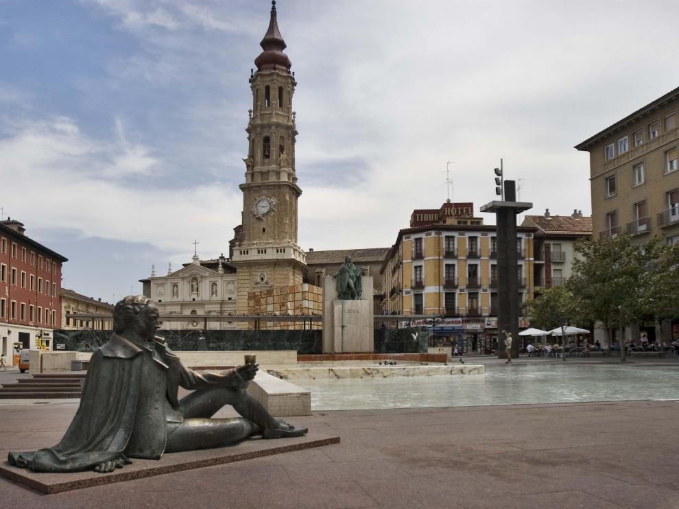 Escultura de Goya en la plaza del Pilar con La Seo de fondo.
