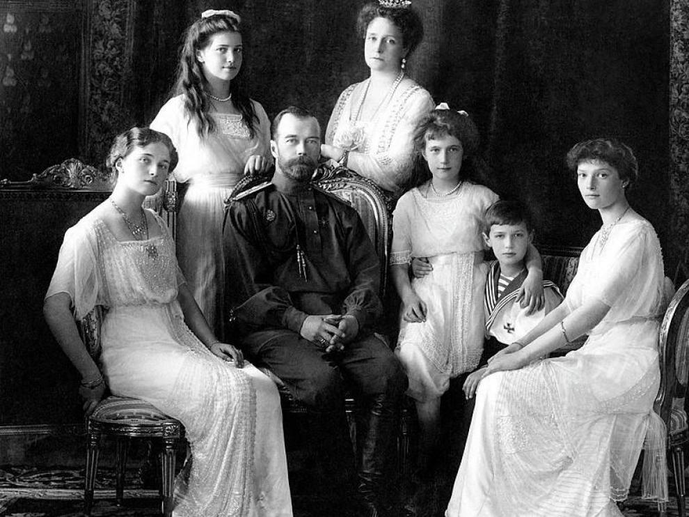 Rusia confirma el hallazgo de los restos de dos de los hijos del zar Nicolás II, incluido el príncipe heredero Descripción: Maria (segunda por la izquierda) y Alexei (segundo por la derecha) Romanov, príncipes de Rusia