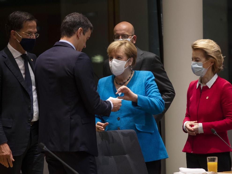 Pedro Sánchez habla con Angela Merkel en presencia del presidente holandés, Mark Rutte; el presidente del Consejo Europeo, Charles Michel, y la presidenta de la Comisión Europea, Ursula von del Meyer.