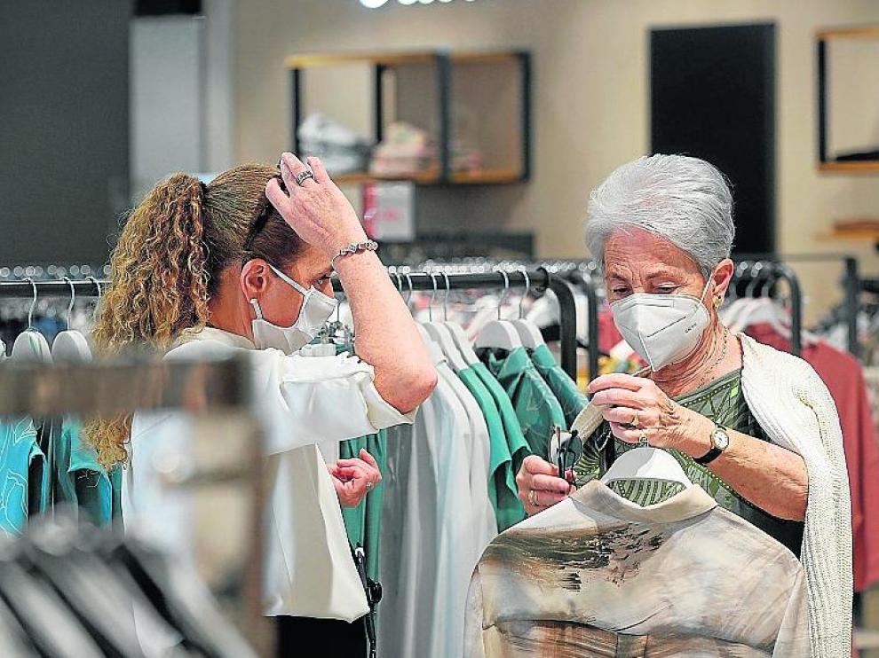 Una mujer es atendida por una dependienta
