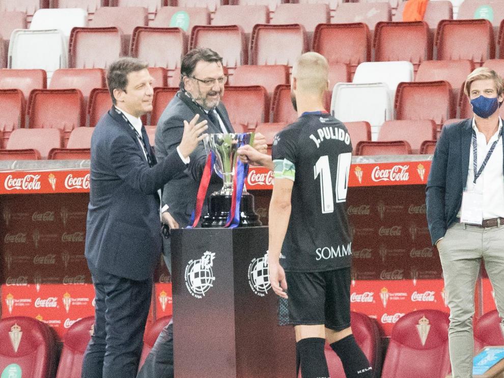Pulido recoge el trofeo en presencia del consejero delegado, Manolo Torres.
