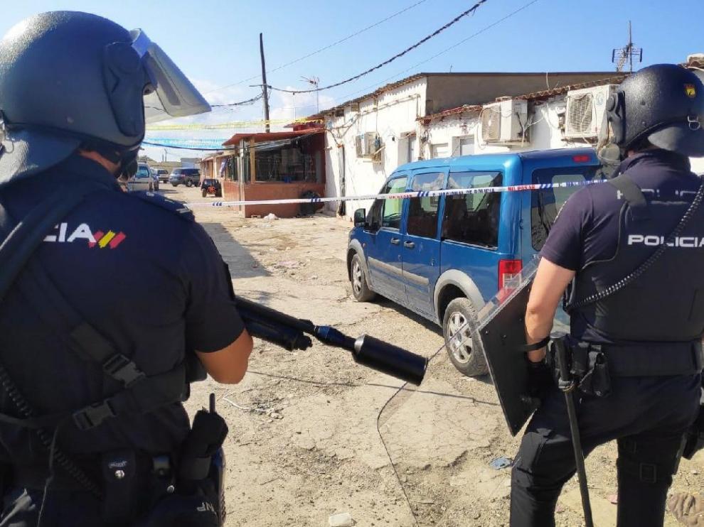 La Policía Nacional, momentos antes de hacer un registro.