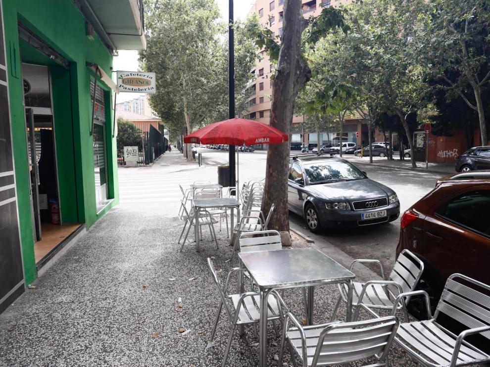 Terraza del bar-pastelería Girasol, en el barrio de la Jota.