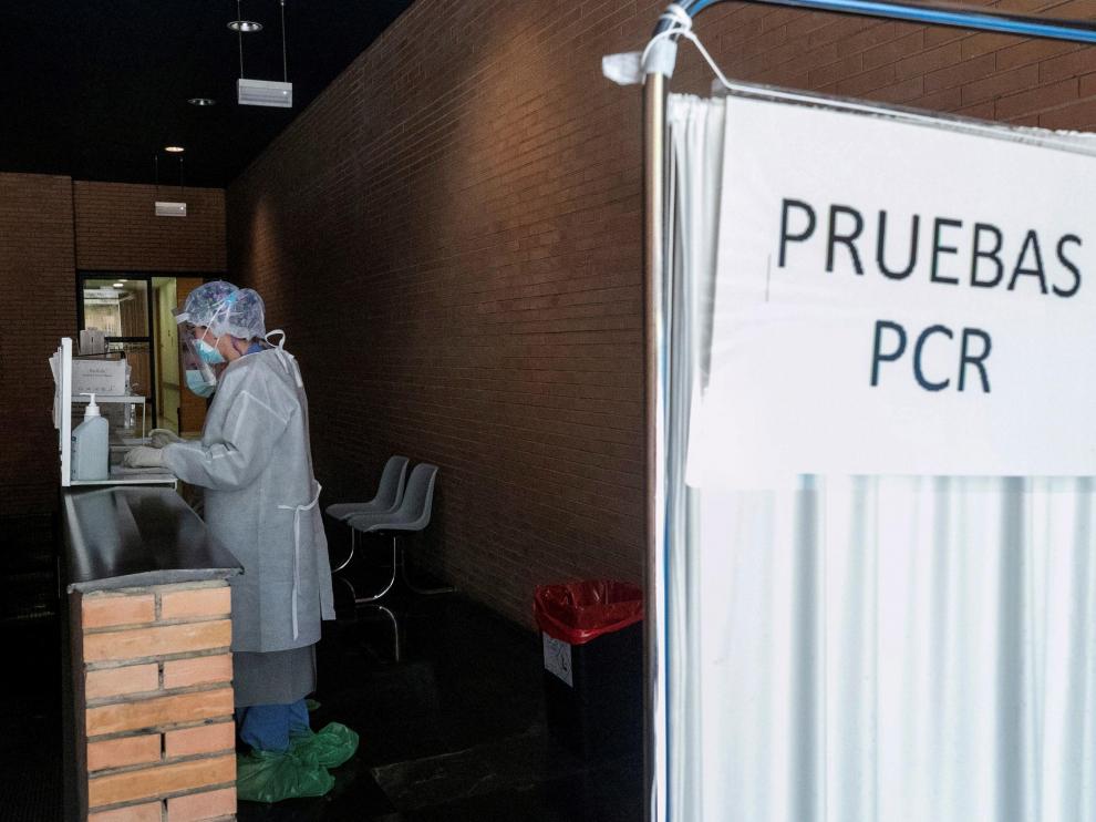 Una sanitaria espera la llegada de pacientes a los que realizar test PCR en un centro de salud de Zaragoza.