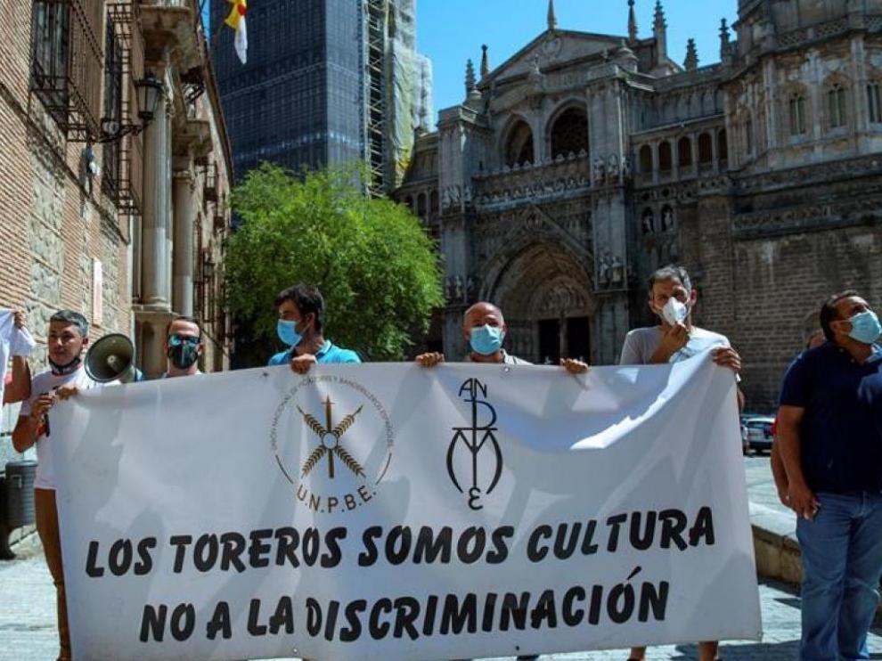 una veintena de personas del sector taurino han protagonizado una protesta a las puertas del Ayuntamiento de Toledo a la llegada de la ministra de Trabajo, Yolanda Díaz